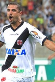 Douglas Silva comemora gol do Vasco contra o Santa Cruz.(Imagem:Marcelo Sadio / vasco.com.br)