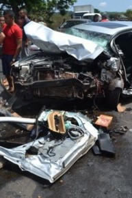 Veículo ficou com a frente totalmente destruída após colisão.(Imagem:Misael Lima/ Portal MPiauí)
