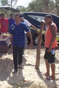 Irmão e amigos durante enterro de Edson Piauí.(Imagem:Piauí Notícias)