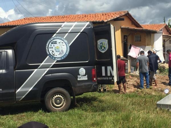 Mulher foi achada morta enterrada no quintal da casa do companheiro em Ilha Grande.(Imagem:Kairo Amaral/TV Clube)