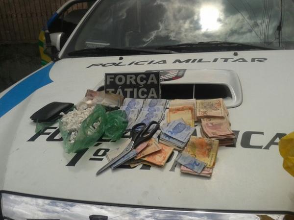 Polícia encontrou com o suspeito 142 pedras de crack e muito dinheiro.(Imagem:Divulgação/Polícia Militar)
