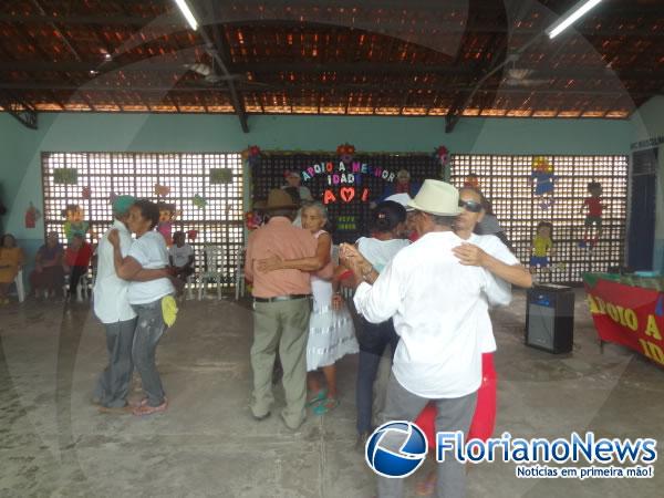 Centro de Referência da Assistência Social realizou prévia carnavalesca para idosos.(Imagem:FlorianoNews)