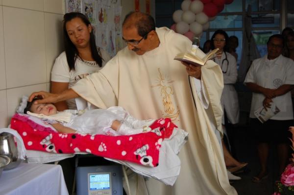 Criança internada há quase um ano é batizada no HUT.(Imagem:Divulgação/Ascom)