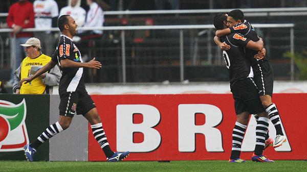 Eder Luis, à direita, comemora o primeiro gol do Vasco no Morumbi.(Imagem:Agência Estado)