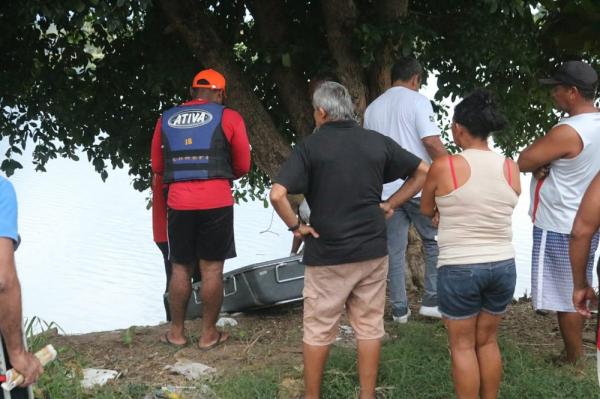 Corpo foi encontrado pelo Corpo de Bombeiros dentro de lagoa na Zona Norte de Teresina(Imagem:Rafaela Leal/G1)