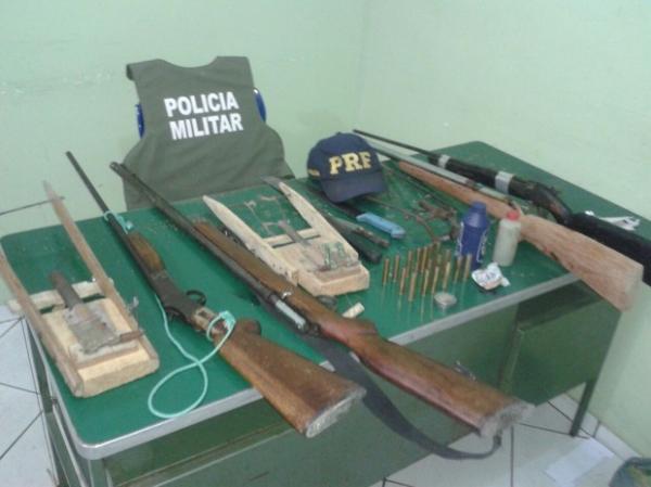 Espingardas e armadilhas apreendidas pela PRF.(Imagem:Polícia Rodoviária Federal)