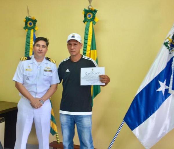 Raimundo Filho recebeu homenagem da Marinha do Brasil por ter salvado jovem.(Imagem:Blog do Flávio Cristo)