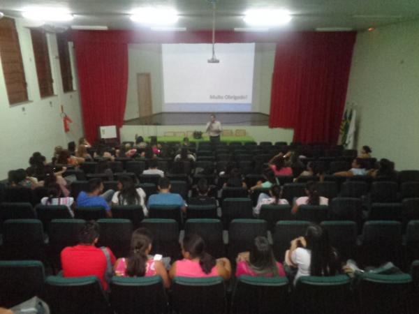 Floriano sedia Encontro do Conselho Regional de Enfermagem do Piauí.(Imagem:FlorianoNews)