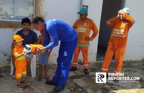 Fã dos coletores de lixo, menino de três anos é surpreendido em cidade do Piauí(Imagem:Reprodução)