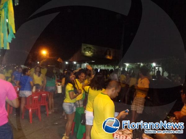 Após jogo do Brasil, torcedores comemoraram empate no cais da Beira-Rio. (Imagem:FlorianoNews)