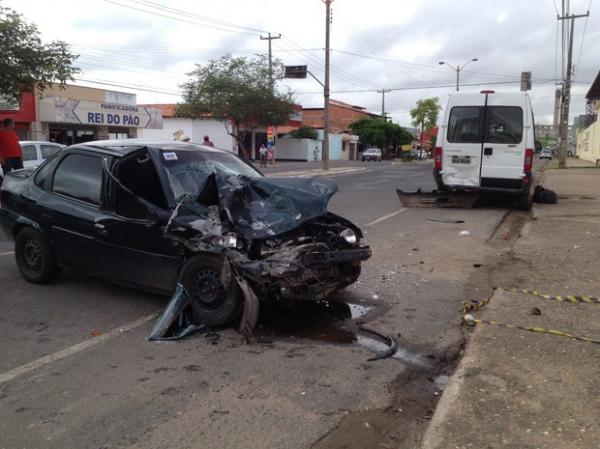 Jovem sofreu pancada na cabeça ao bater carro em van estacionada.(Imagem:Gilcilene Araújo/G1)
