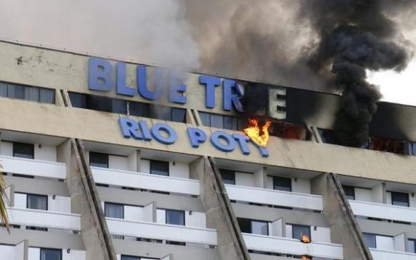 Hotel incendiado é fechado para perícia e hóspedes são realocados.(Imagem:Catarina Malheiros)