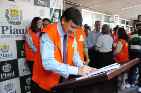 Governador assinou a ordem de serviço para a construção de Centros de Parto Normal.(Imagem:Marcelo Cardoso)