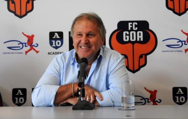 Zico na entrevista coletiva no CFZ na manhã desta segunda: expectativa por embarque para a Índia.(Imagem:André Durão)