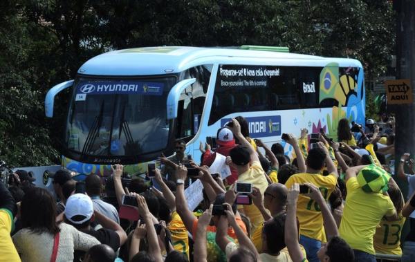 Seleção é recebida por uma multidão de torcedores na Granja Comary.(Imagem:Leandro Canônico)