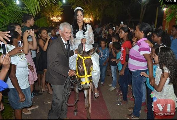 Stefhany chega na igreja de jumento e casa com empresário de 50 anos.(Imagem:PortalV1)