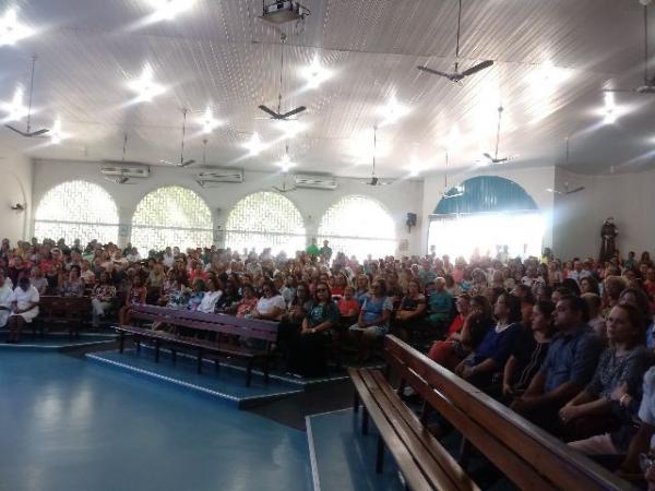 Dom Edivalter celebra missa do primeiro domingo do Advento em Floriano.(Imagem:FlorianoNews)