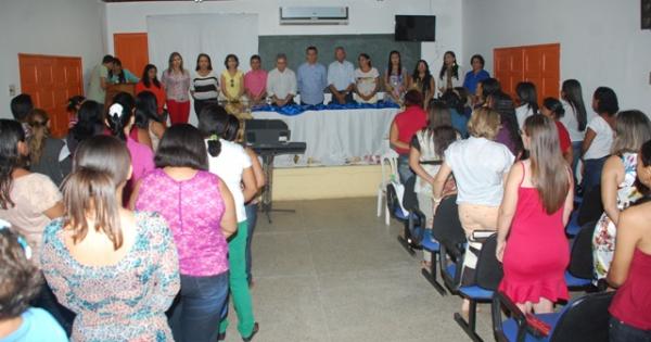  Professores recebem certificado do Curso de Extensão em Educação Integrada.(Imagem:Waldemir Miranda)