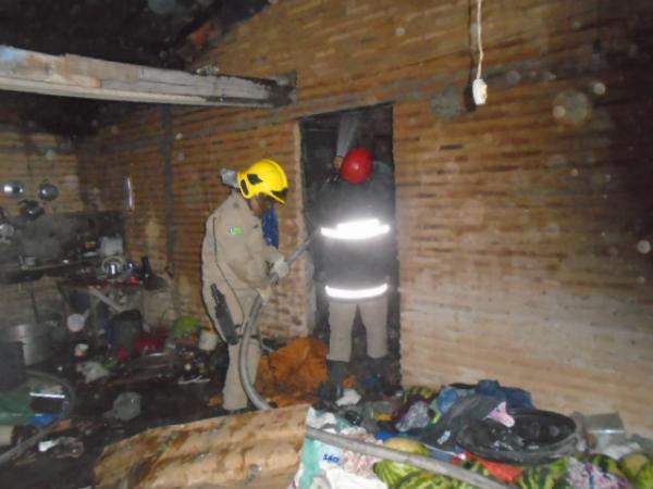 Vizinhos controlam foco de incêndio em residência no Bom Lugar.(Imagem:FlorianoNews)