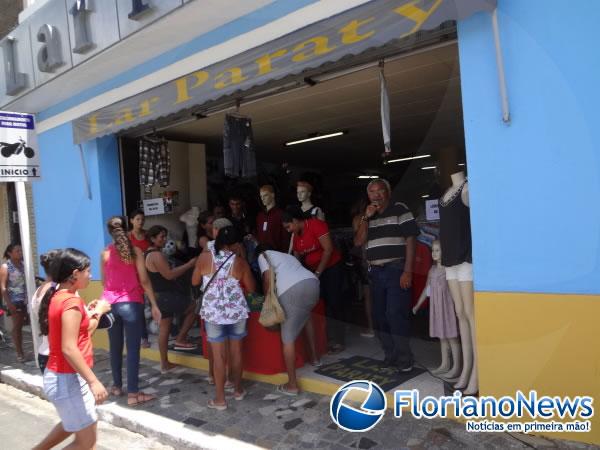 Consumidores aproveitaram o saldão de Natal na loja Lar Paraty.(Imagem:FlorianoNews)