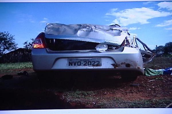 Carro destruido(Imagem:Tv Alvorada e PRF)