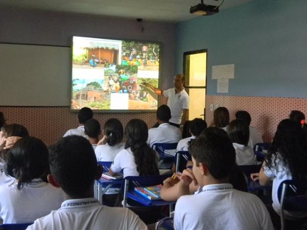 Aula com os alunos da 7ª série sobre a África com a presença de James Carvalho - engenheiro da Vale do Rio Doce na África do Sul.(Imagem:EPP)