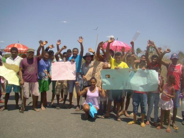 Manifestantes fecham a PI 130 por conta da falta de água na Zona Rural de Nazária.(Imagem: Gilcilene Araújo/G1)