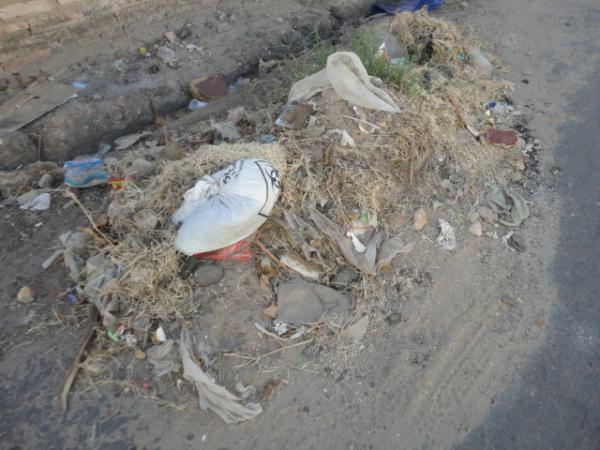 Entulho e lixo nas ruas, uma rotina em Floriano.(Imagem:FlorianoNews)