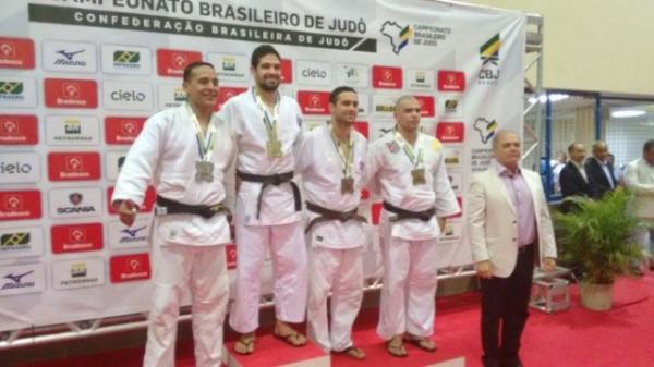 Roberto Vicente Gomes no pódio da categoria até 90kg.(Imagem:Arquivo Pessoal)