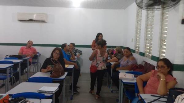 Professores de Floriano participam de treinamento sobre combate à evasão escolar.(Imagem:FlorianoNews)