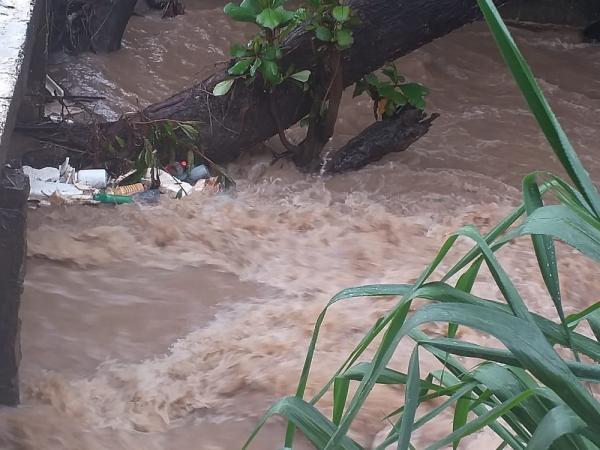 Riacho transborda e ruas ficam alagadas após forte chuva em Floriano.(Imagem:Arquivo Pessoal / Aparecida Santana)