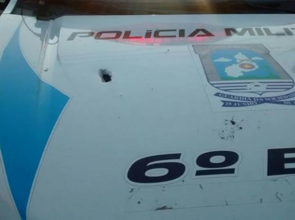Carro da PM foi atingido por tiros durante confronto com bandidos, em Teresina.(Imagem:Divulgação/PM)