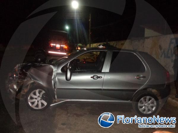 Automóvel atropela casal em parada de ônibus e colide contra carreta.(Imagem:FlorianoNews)