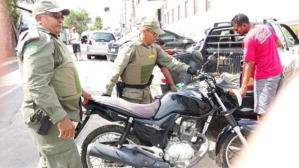 Motocicleta tomada de assalto é recuperada por guarnição do Grupamento Escolar.(Imagem:3° BPM)
