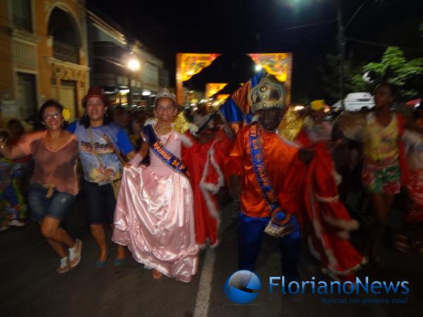 Cores, brilhos e samba no pé marcaram os desfiles das escolas de samba.(Imagem: FlorianoNews)