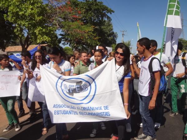 Estudantes florianenses participaram de caminhada da AFES.(Imagem:FlorianoNews)