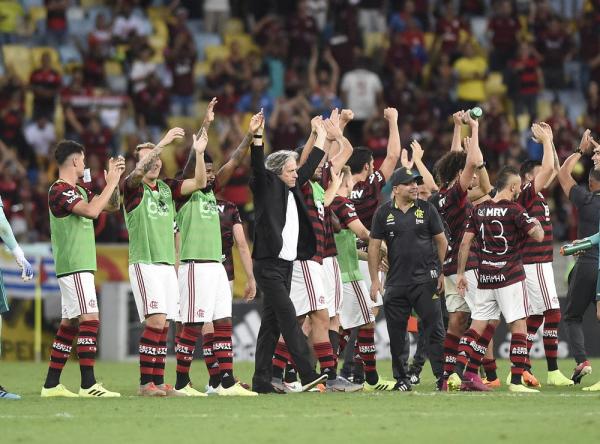 O regente: Jorge Jesus comanda da equipe antes, durante e depois dos jogos.(Imagem:André Durão)