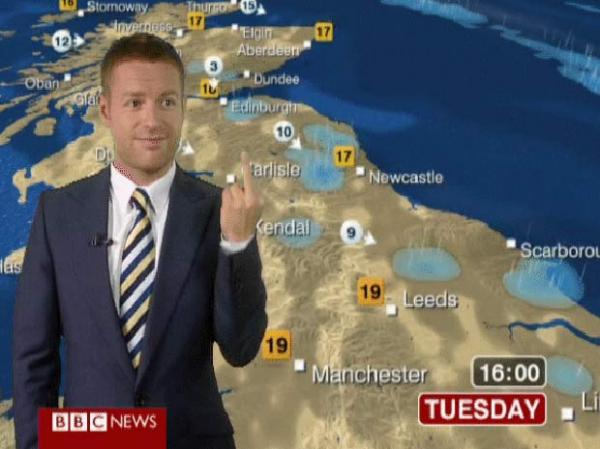 Tomasz Schafernaker mostrou seu dedo médio após o âncora Simon McCoy ter chamado a previsão do tempo dizendo que ela seria '100% precisa'. (Imagem:BBC News)