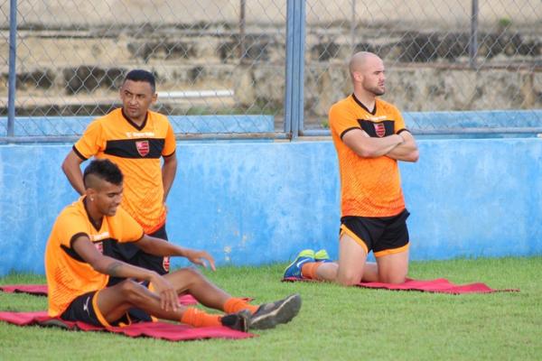 Augusto, Niel e Caio Eltink fazem trabalho separado no Flamengo-PI e não devem jogar.(Imagem: Wenner Tito)