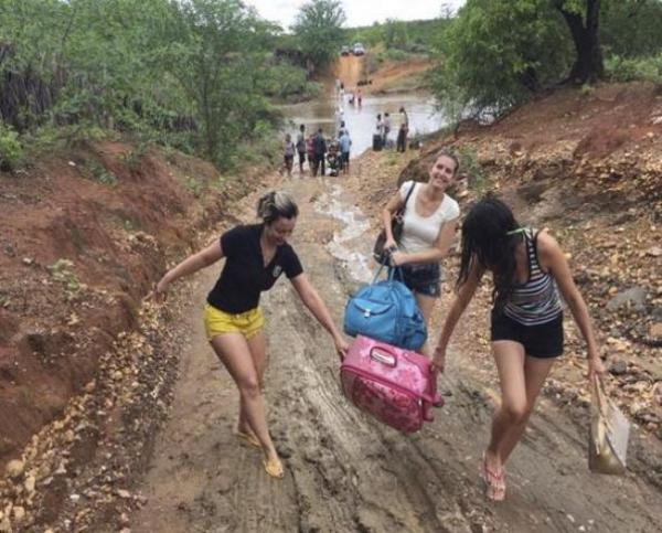 Corpo de Bombeiros faz travessia de famílias isoladas na cidade de Dom Inocêncio.(Imagem:Cidadeverde.com)