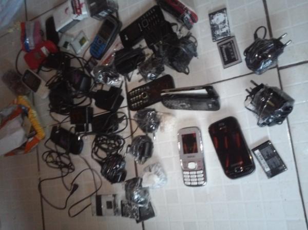 Agentes encontraram 23 celulares, 48 baterias e droga.(Imagem:Divulgação/Sinpoljuspi)