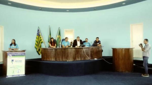 Evento na Câmara de Floriano aborda uso do celular no trânsito e má postura.(Imagem:FlorianoNews)