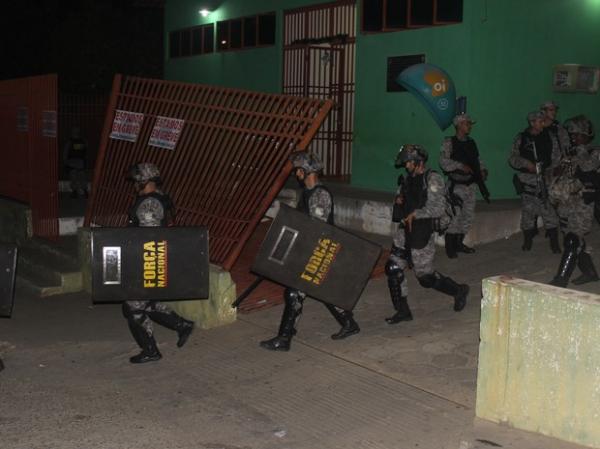 Policiais da Força Nacional deixam presídio do Piauí, após controlar rebelião.(Imagem:Ellyo Teixeira/G1)