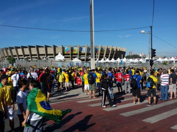 Torcedores chegam ao Mineirão neste sábado: mesmo cedo, filas ficaram bem grandes.(Imagem:Léo Simonini)