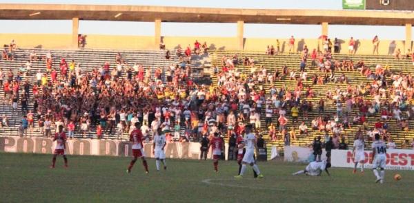 Para o técnico, grupo pode ter ficado nervoso diante da torcida local.(Imagem:Daniel Cunha)