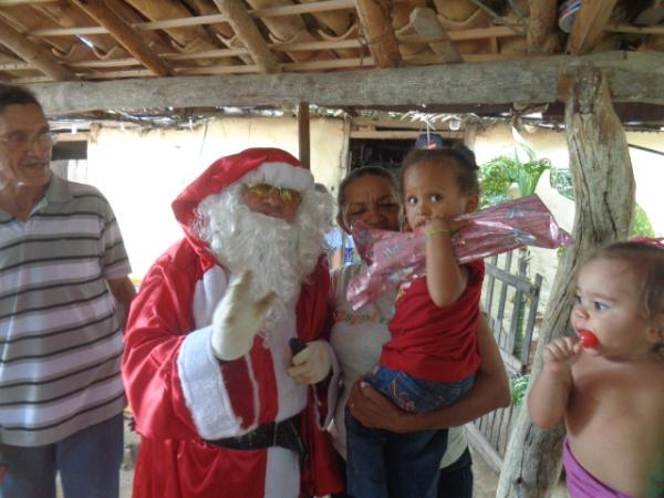 Papai Noel chega mais cedo na zona rural de Floriano.(Imagem:FlorianoNews)