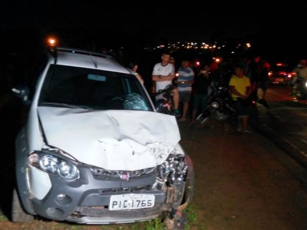 Carro colidiu frontalmente com uma moto.(Imagem:Ellyo Teixeira/G1)