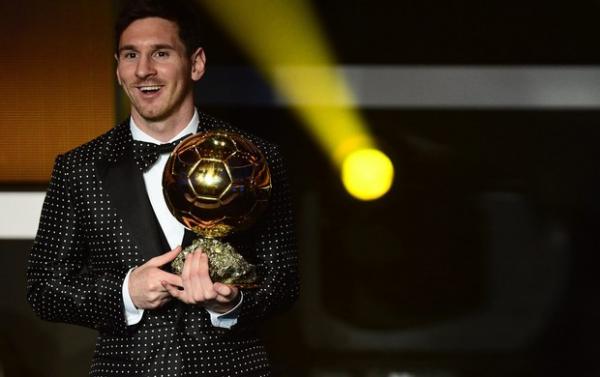 Lionel Messi posa com a sua quarta Bola de Ouro: craque recebeu 41,6% dos votos.(Imagem:AFP)