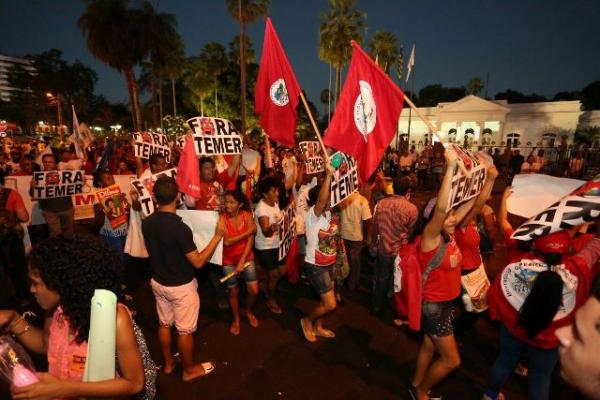 Em dia histórico, emoção e protestos marcam passagem da tocha.(Imagem:Cidadeverde.com)