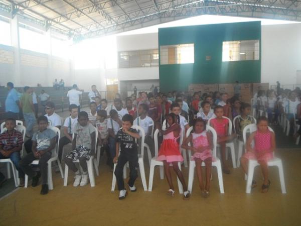 Alunos de Floriano recebem bicicletas do Projeto Pedala Piauí.(Imagem:FlorianoNews)